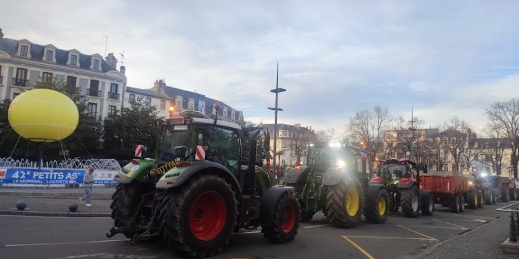 Les agriculteurs en colère ont bloqué le centre ville de Tarbes dimanche