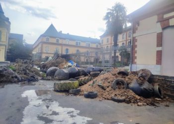 Colère des agriculteurs, des tonnes de déchets devant la préfecture à Tarbes, nos photos