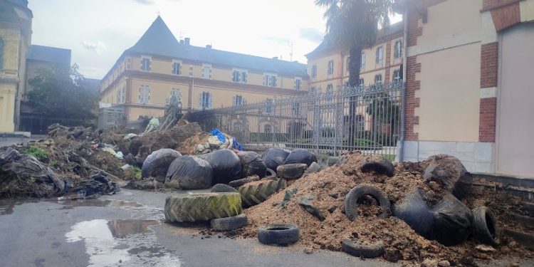 Colère des agriculteurs, des tonnes de déchets devant la préfecture à Tarbes, nos photos