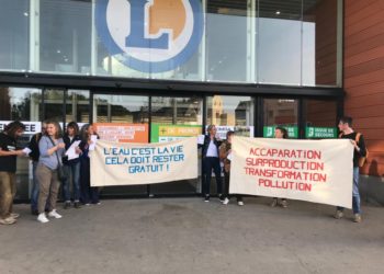 Ce vendredi , une action a été réalisée dans trois grandes surfaces pour dénoncer le scandale sanitaire et commerciale sur certaines marques, pour sensibiliser les consommatreurs et consommatrices à la question de la rareté de l'eau et pour affirmer que l'eau ne doit pas être une marchandise mais un bien commun à préserver. Des auto-collants ont été mis « l'eau en bouteille 100 fois plus chère qu'au robinet », « l'eau en bouteille assèche les sources », « Eau=source de vie , pas de profits »