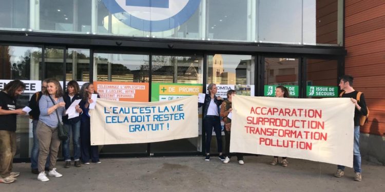 Ce vendredi , une action a été réalisée dans trois grandes surfaces pour dénoncer le scandale sanitaire et commerciale sur certaines marques, pour sensibiliser les consommatreurs et consommatrices à la question de la rareté de l'eau et pour affirmer que l'eau ne doit pas être une marchandise mais un bien commun à préserver. Des auto-collants ont été mis « l'eau en bouteille 100 fois plus chère qu'au robinet », « l'eau en bouteille assèche les sources », « Eau=source de vie , pas de profits »