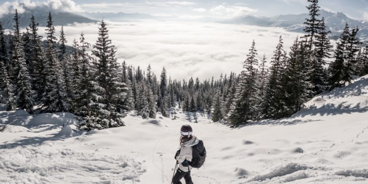 Dans un récent rapport, la Cour des Comptes a fait état de la situation des stations de sports d’hiver face au changement climatique. Ce rapport, très largement contesté par DSF (Domaines Skiables de France), établit le classement des stations qui, selon les critères retenus par la Cour, présentent une exposition particulière aux risques climatique et financier. Pour autant que cela puisse paraître, la station de Peyragudes appartiendrait au top 10 des stations françaises les plus vulnérables et occuperait même la toute première place pour le massif pyrénéen. Loin de vouloir polémiquer avec la Chambre, il convient de reconnaître qu’une erreur manifeste s’est glissée dans l’équation et que l’incompréhension suscitée par cette annonce peut être rapidement levée. En effet, il me faut rappeler que Peyragudes nait de la fusion de deux stations (Les Agudes et Peyresourde) et que, pour cette raison, celle-ci est à cheval sur deux versants, sur deux Départements : Haute-Garonne et Hautes-Pyrénées. Une originalité qui n’a malheureusement pas été prise en compte dans le calcul du score de vulnérabilité établi selon la formule suivante : Si, dans son rapport, la Cour classe Peyragudes dans un risque climatique « Moyen », c’est-à-dire parmi les stations pyrénéennes les moins exposées à ce risque environnemental, il n’en va pas de même de la surface financière de son autorité organisatrice. Celle-ci présenterait une surface bien trop insuffisante pour supporter le poids économique de la station. Or, la Cour a retenu pour autorité organisatrice la seule surface financière de la Commune de Gouaux-de-Larboust ! Une commune de seulement 60 habitants dont le territoire administratif couvre bien, et uniquement, le versant haut-garonnais des Agudes ! En réalité, l’autorité organisatrice du versant Agudes est constituée, pour 80 %, du Département de la Haute-Garonne et, pour 20% seulement, de la commune de Gouaux-de-Larboust ! Un versant haut-garonnais auquel il faut rajouter, pour calculer la surface financière de l’autorité organisatrice de la station, son pendant haut-pyrénéen représenté par le Syndicat Intercommunal de la Vallée du Louron qui regroupe, pour le versant Peyresourde, l’ensemble des communes de cette vallée. Au regard de la confusion générée par une telle information fondée sur des données objectivement erronées, je me devais, en ma qualité de Président de la Station de Peyragudes, d’apporter ces précisions à vos lecteurs et usagers de la station de Peyragudes. Michel Pelieu, Président de la station de Peyragudes