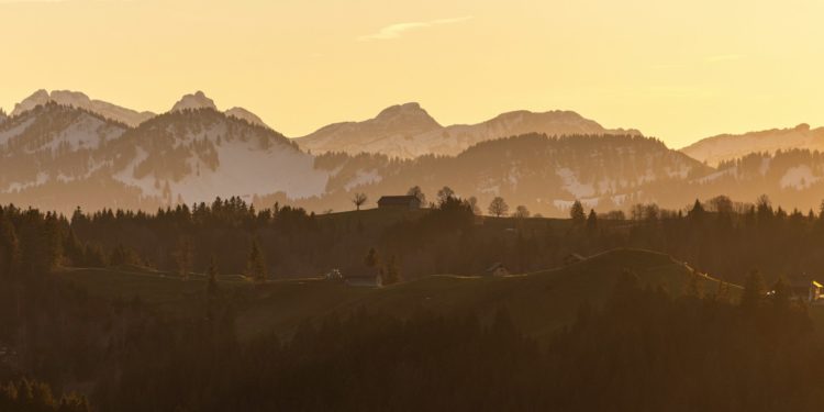 L’Organisation météorologique mondiale (OMM) a sonné « l’alerte rouge dans le monde » dans son nouveau rapport annuel sur l’état du climat global, publié ce mardi. Il confirme une fois de plus que l’année 2023 a été la plus chaude jamais enregistrée depuis 174 ans (l’époque de l’apparition des relevés météo). La température moyenne en surface de la Terre a grimpé à 1,45° Celsius de plus que les niveaux pré-industriels de 1850-1900. « Jamais nous n’avons été aussi proches – quoique sur une base temporaire pour le moment – de la limite de 1,5° Celsius fixée par l’Accord de Paris sur le changement climatique », a affirmé Celeste Saulo, la Secrétaire générale de l’OMM. Des records ont encore été battus, et dans certains cas « écrasés », aussi bien pour la température des océans que leur acidification, la montée du niveau des mers, ou encore la fonte des glaces de l’Antarctique et le volume des émissions, souligne le rapport. La montée du niveau des mers est plus de deux fois plus rapide sur la période 2014-23 qu’au cours de la décennie 1993-2002. La surface couverte par les glaces de l’Antarctique a été en février 2023 la plus basse jamais enregistrée depius le début de l’observation par satellite en 1979, avec 1 million de kilomètres carrés de moins que lors du record précédent, soit la taille de la France et de l’Allemagne. Quant à la fonte des glaciers, elle est sans précédent depuis 1950. En Suisse, les glaciers ont perdu 10 % de leur volume restant au cours des deux dernières années. Canicules, inondations, sécheresses, incendies et cyclones tropicaux représentent autant d’événements extrêmes qui entravent le développement. Le nombre de personnes ayant souffert de l’insécurité alimentaire a plus que doublé, passant de 149 à 333 millions entre 2019 et 2023, dans 78 pays suivis par le Programme alimentaire mondial.