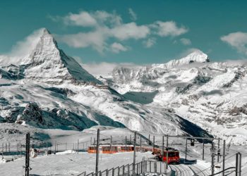 Suisse : cinq randonneurs à ski retrouvés morts