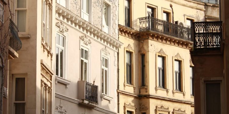 Baisse des taux immobiliers : faut-il acheter maintenant