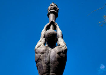 Paris 2024 : la flamme olympique allumée à Olympie, en Grèce