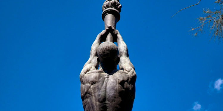 Paris 2024 : la flamme olympique allumée à Olympie, en Grèce