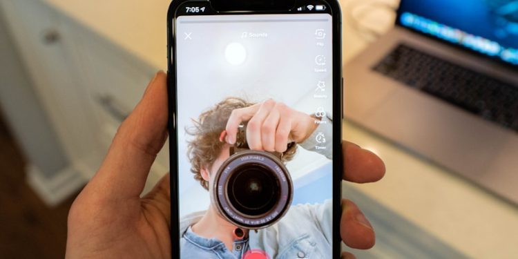 Un rapport de l'UNESCO met en lumière les effets néfastes des médias sociaux sur les filles