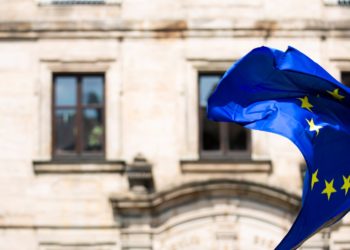 Le vote du « pacte sur la migration et sur l’asile », une honte pour l’Europe qui renforce ses frontières et méprise les droits humains. Le Parlement européen vient de voter un « pacte asile-migration ». C’est un ensemble de 10 textes adopté par plus de 300 député.e.s des socialistes, libéraux et de droite. Il est présenté par ses partisans comme un progrès mais c’est une régression par rapport au (déjà très mauvais) accord précédent. Il n’apporte rien. Il ne réduira ni le nombre des morts à nos portes, dans nos montagnes et en Méditerranée. Il ne résoudra pas la question des camps et et des violences aux frontières ni celle du millefeuille administratif ni les problématiques sans fin des pays primo accueillants. Il sonne pour nous le glas de la solidarité. On facilitera les expulsions simplifiées, les enfermements. On fichera les enfants dès 6 ans, on financera des murs et de nouveaux moyens de surveillance. Voici quelques exemples de mesures que ces textes permettront demain. Le système dit « de Dublin », qui désigne comme responsable le premier État d’entrée des personnes migrantes est renforcé avec une durée de responsabilité élargie à 20 mois. La surveillance des frontières et les liens avec les régimes autoritaires frontaliers pour « limiter les arrivées » sont devenus les nouveaux outils d'une prétendue « solidarité ». Un autre pacte et une autre Europe seraient pourtant possibles, en agissant sur les raisons profondes de ces migrations en même temps que sur le désarroi et les craintes des populations européennes, en travaillant à la simplification des procédures, aux mécanismes de solidarité obligatoires entre les États, aux conditions d’accueil dignes pour les personnes. La politique migratoire de l’Europe ne peut pas se faire sans que le respect des droits humains fondamentaux ne soit sa première préoccupation. L’idée d’une Europe forteresse est le fruit de la pression de l’extrême droite. Plus de murs, plus de barbelés, plus de gardes armés, plus de fichage c’est toujours plus de xénophobie et d'extrême droite à la porte du pouvoir dans de nombreux pays européens. Ce n’est donc pas la solution. Chaque jour de nouveaux murs s’élèvent dans le monde, de nouvelles technologies sont mises au service de la surveillance des migrants et pourtant rien n’est réglé. Ça ne marche pas et cela crée toujours plus de violence. C’est une fin de mandat amère pour le Parlement européen.