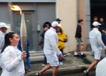 Relais de la flamme olympique à Tarbes, la foule, de la joie et des couacs