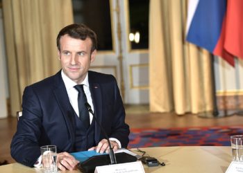 Emmanuel Macron en campagne pour les législatives, le Front Populaire lui répond