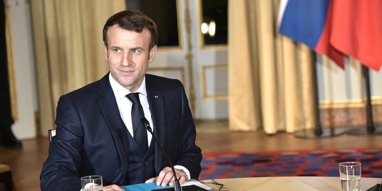 Emmanuel Macron en campagne pour les législatives, le Front Populaire lui répond