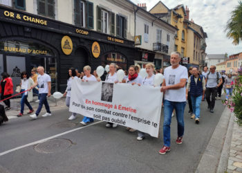 Cette marche blanche pour Emeline visait à lui rendre hommage mais aussi à sensibiliser aux violences psychologiques Quelques 300 personnes ont manifesté dans le rue de Tarbes samedi après midi pour rendre hommage à Emeline. Cette marche blanche visait à sensibiliser aux situations d'emprise. Emeline avait décidé de se suicider au mois de janvier dernier pour ne plus subir les violences psychologiques de son conjoint. Une association a été crée pour sensibiliser à ces situations de violences psychologiques. 