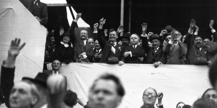 "Historique", "en responsabilité", le Nouveau Front Populaire lance les législatives