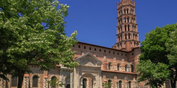 a large building with a tall tower with a clock on it