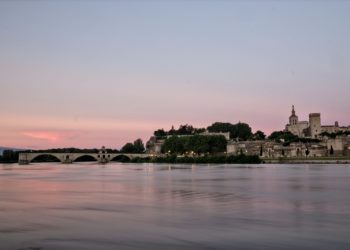 Avignon - une manifestation des festivaliers contre le RN