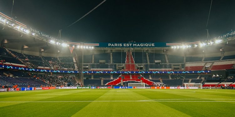 Paris écrase Montpellier et prend la tête du classement de ligue1