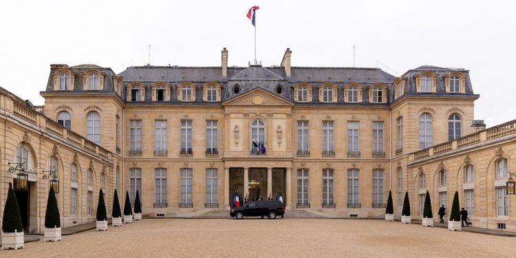 Macron et Barnier ont réuni un rapide premier conseil des ministres