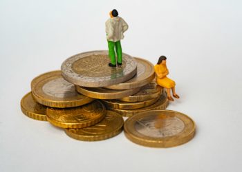 Nommé Premier ministre le LR Michel Barnier a souligné une situation catastrophique des finances publiques. Une cure d'austérité dans les dépenses publiques pourrait donc être envisagée dans les prochains mois. Sera t elle doublée par une hausse des impôts ? C'est ce qu'a publiquement souhaité ce mercredi matin le gouverneur de la Banque de France qui s'est dit favorable à une contribution supplémentaire exceptionnelle des entreprises et des ménages les plus riches. Qu'en sera t il ? Cette question de la hausse des impôts, d'une partie ou de tous les Français divise la droite. Ainsi Gabriel Attal et Gérald Darmanin se sont déclarés contre ces éventuelles hausses d'impôts. Gouvernement : la tension monte entre Michel Barnier et les macronistes ﻿ Deux semaines après sa nomination, la tension monte entre Michel Barnier et les macronistes autour de leur place au gouvernement, ceux-ci exigeant une "clarification" de la ligne politique du Premier ministre qui répond avoir découvert "une situation budgétaire très grave" méritant "mieux que des petites phrases".