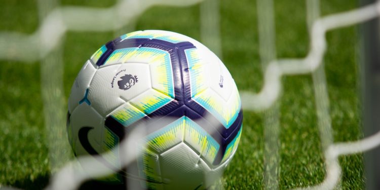 Ligue Europa : Lyon et Nice ont-ils une chance dans la compétition ? Une semaine après le retour de la Ligue des champions, la Ligue Europa reprend ses droits. L'OGC Nice défie la Real Sociedad ce mercredi 25 septembre (21 h), tandis que l'OL affronte l'Olympiakos jeudi (21 h). Mais quelles sont les chances des deux clubs français dans la compétition ? Tout comme la Ligue des champions qui a repris ses droits la semaine dernière, la Ligue Europa est de retour avec un nouveau format. Seuls représentants français, l'Olympique Lyonnais et l'OGC Nice tenteront de sortir de la phase de poule unique composée de 36 équipes. Si les Lyonnais ont hérité d'un tirage abordable sur le papier, leur début de saison compliqué en Ligue 1 laisse place à de l'inquiétude avant leur entrée en lice, jeudi 26 septembre face à l'Olympiakos (21 h). Les hommes de Pierre Sage devront vite remonter la pente pour contenir des équipes habituées à l'Europe comme l'Eintract Francfort ou Besiktas, et résister aux grosses ambiances des Rangers et Fernerbahçe. Une place au prochain tour reste cependant largement dans les cordes des Gones qui pourront s'appuyer sur leurs nombreuses expériences européennes.