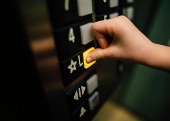 Un adolescent reste coincé 4 heures dans un ascenseur