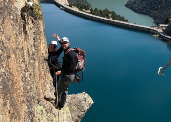 estival axé sur les pratiques de l'escalade et de l'alpinisme. Au cours de la formation, les stagiaires suivent des instructions sur les thèmes suivants : l’orientation en montagne, les techniques de survie et le matériel. Ces instructions théoriques sont ensuite mises en œuvre sur le terrain.