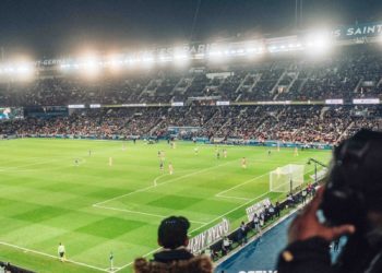 A l'issue de la 5e journée de championnat ligue1 de football 3 équipes se sont retrouvée à la 1ere place du classement : Paris, Marseille et Monaco. Cette 6e journée permettra t elle à une de ces 3 équipes de prendre de l'avance ? Le PSG joue vendredi soir face à Rennes et ses adversaires qui jouent samedi et dimanche connaîtront le résultat de leurs adversaires. L'autre match programmé ce vendredi entre Auxerre, en difficulté dans le bas du classement et Brest qui reste sur deux bons résultats, en ligue des champions et face à Toulouse en championnat. Cette journée de ligue1 se prolongera samedi et dimanche. Samedi, Nice ira défier Lens en fin d'après midi puis Le Havre recevra Lille. Enfin Monaco, qui pourra espérer chiper la première place du classement en cas de faux pas du PSG, recevra une équipe de Montpellier qui connaît un début de championnat difficile. Dimanche, suite et fin de cette 6e journée : Toulouse reçoit Lyon à 15h, puis un classique du foot français entre Nantes et Saint Etienne programmé à 17h tout comme Angers Reims. Enfin dans la soirée, l'Olympique de Marseille se déplace à Strasbourg.