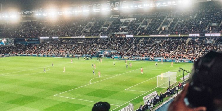 A l'issue de la 5e journée de championnat ligue1 de football 3 équipes se sont retrouvée à la 1ere place du classement : Paris, Marseille et Monaco. Cette 6e journée permettra t elle à une de ces 3 équipes de prendre de l'avance ? Le PSG joue vendredi soir face à Rennes et ses adversaires qui jouent samedi et dimanche connaîtront le résultat de leurs adversaires. L'autre match programmé ce vendredi entre Auxerre, en difficulté dans le bas du classement et Brest qui reste sur deux bons résultats, en ligue des champions et face à Toulouse en championnat. Cette journée de ligue1 se prolongera samedi et dimanche. Samedi, Nice ira défier Lens en fin d'après midi puis Le Havre recevra Lille. Enfin Monaco, qui pourra espérer chiper la première place du classement en cas de faux pas du PSG, recevra une équipe de Montpellier qui connaît un début de championnat difficile. Dimanche, suite et fin de cette 6e journée : Toulouse reçoit Lyon à 15h, puis un classique du foot français entre Nantes et Saint Etienne programmé à 17h tout comme Angers Reims. Enfin dans la soirée, l'Olympique de Marseille se déplace à Strasbourg.