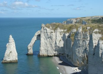 Insolite - des touristes renvoient leurs galets à Etretat