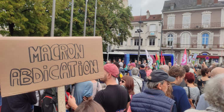 300 manifestants contre Macron et Barnier à Tarbes