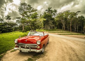 Dans un contexte de mutation, le salon de l'automobile de Paris ouvre ses portes