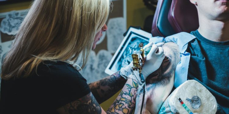 Le tatouage en droit du travail : ce qu'il faut savoir