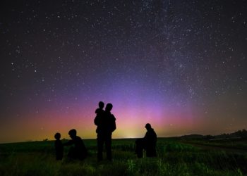 Une aurore boréale enchante, les noctambules à Tarbes