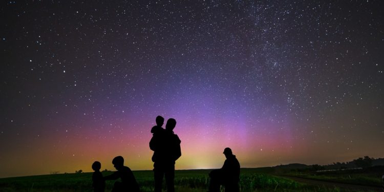 Une aurore boréale enchante, les noctambules à Tarbes
