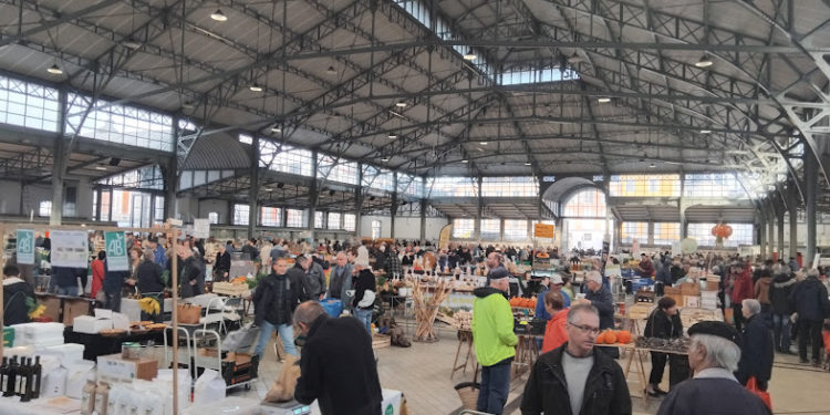 Trompettes de la mort, noisettes et légumes pour la soupe au marché Marcadieu à Tarbes