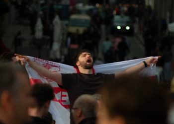 La deuxième journée de la ligue des champions se prolonge ce mercredi avec deux matchs compliqués pour Lille et Monaco. Déjà battu au premier match Lille affronte, sur la pelouse du stade Pierre Mauroy, le champion d'Europe en titre. Lille-Real Madrid, un exploit déjà requis pour les nordistes. L'autre match oppose Zagreb à une équipe de Monaco qui avait dominé le FC Barcelone pour son entrée dans la compétition. Une deuxième victoire à l'instar de Brest ou un coup d'arrêt comme le PSG ? Dans les autres matchs de la soirée, à noter, les chocs de la soirée entre deux équipes stars des années 70 : Aston Villa- Bayern Munich et un alléchant Leipzig Juventus de Turin. Dans les autres matchs, Donetsk affronte l'Atalanta Bergame, Gérone défie Rotterdam, et l'Atletico Madrid de Griezmann se déplace à Benfica. Enfin Liverpool, reçoit Bologne.