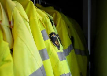 Kylian Mbappé, capitaine de l’équipe de France et désormais attaquant du Real Madrid, est cité dans une enquête en Suède, concernant des accusations de viol présumé. Selon la presse suédoise, une plainte aurait été déposée après un incident survenu à Stockholm, la capitale suédoise, la semaine dernière. La star du foot français dément toute implication et dénonce une « fake news ». Pour rappel, le joueur du Real Madrid avait profité de son temps libre pour effectuer une escapade dans la capitale suédoise alors qu’il était exempté du rassemblement de l’équipe de France qui jouait, ce jour-là, contre Israël, à Budapest, en Ligue des nations.Depuis, l’affaire a pris de l’ampleur après des révélations du quotidien Expressen. Cependant, à ce stade, la star du football dément fermement toute implication. Kylian Mbappé a rapidement réagi en qualifiant ces accusations de « fake news », soulignant qu’elles émergent souvent à des moments stratégiques. En l’occurrence juste avant une audience en France concernant son différend financier avec son ancien club du Paris Saint-Germain, à qui il réclame 55 millions d’euros pour des salaires impayés avant son départ au Real Madrid. Son entourage a aussi fermement démenti toute plainte à son encontre et a annoncé son intention de prendre des mesures légales contre ces rumeurs qu’ils jugent diffamatoires. Du côté des autorités suédoises, l’enquête est encore en cours, mais il est important de souligner que la procédure en Suède qualifie Kylian Mbappé de « raisonnablement suspect », ce qui représente le degré le plus faible de suspicion.