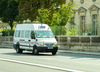 L'élève d'un lycée de Tourcoing dans le département du Nord a violemment agressé une professeur ce lundi qui lui avait demandé d'enlever son voile conformément aux principes de laité qui s'appliquent dans les établissements scolaires. L'élève, qui selon certaines sources est majeure mais inconnue des services de police aurait d'abord bousculé l'enseignante avant de lui asséner plusieurs coups. Une plainte a été déposée. L'élève aurait pris la fuite avant d'être retrouvée par la police. Elle a été placée en garde à vue. Une enquête a été diligentée. L'administration, par mesure conservatoire a décidé d'exclure l'élève. Une professeure a été agressée par une élève dans un lycée à Tourcoing alors qu'elle entendait faire respecter la loi de la République et le principe de laïcité à l'École. C'est inacceptable. Et je ne l'accepterai pas. Une plainte a été déposée et une mesure conservatoire… — Anne GENETET (@AGenetet) October 8, 2024 Cette agression a provoqué une vague d'indignation et de solidarité.La nouvelle ministre de l'éducation nationale Anne Genetet a vivement réagi via le réseau X "C'est inacceptable. Et je ne l'accepterai pas" a t elle commenté en précisant que "Une plainte a été déposée et une mesure conservatoire a d'ores et déjà été prise à l'encontre de l’élève en cause pour lui interdire l'accès à l'établissement jusqu'à réunion de son conseil de discipline. J'ai demandé à ce que des sanctions disciplinaires très fermes soient prononcées compte tenu de la gravité des faits". "Une équipe mobile de sécurité a été déployée sur place dès ce matin par le rectorat" a annoncé la ministre qui fait face à une première crise.