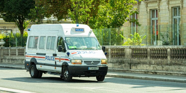 L'élève d'un lycée de Tourcoing dans le département du Nord a violemment agressé une professeur ce lundi qui lui avait demandé d'enlever son voile conformément aux principes de laité qui s'appliquent dans les établissements scolaires. L'élève, qui selon certaines sources est majeure mais inconnue des services de police aurait d'abord bousculé l'enseignante avant de lui asséner plusieurs coups. Une plainte a été déposée. L'élève aurait pris la fuite avant d'être retrouvée par la police. Elle a été placée en garde à vue. Une enquête a été diligentée. L'administration, par mesure conservatoire a décidé d'exclure l'élève. Une professeure a été agressée par une élève dans un lycée à Tourcoing alors qu'elle entendait faire respecter la loi de la République et le principe de laïcité à l'École. C'est inacceptable. Et je ne l'accepterai pas. Une plainte a été déposée et une mesure conservatoire… — Anne GENETET (@AGenetet) October 8, 2024 Cette agression a provoqué une vague d'indignation et de solidarité.La nouvelle ministre de l'éducation nationale Anne Genetet a vivement réagi via le réseau X "C'est inacceptable. Et je ne l'accepterai pas" a t elle commenté en précisant que "Une plainte a été déposée et une mesure conservatoire a d'ores et déjà été prise à l'encontre de l’élève en cause pour lui interdire l'accès à l'établissement jusqu'à réunion de son conseil de discipline. J'ai demandé à ce que des sanctions disciplinaires très fermes soient prononcées compte tenu de la gravité des faits". "Une équipe mobile de sécurité a été déployée sur place dès ce matin par le rectorat" a annoncé la ministre qui fait face à une première crise.