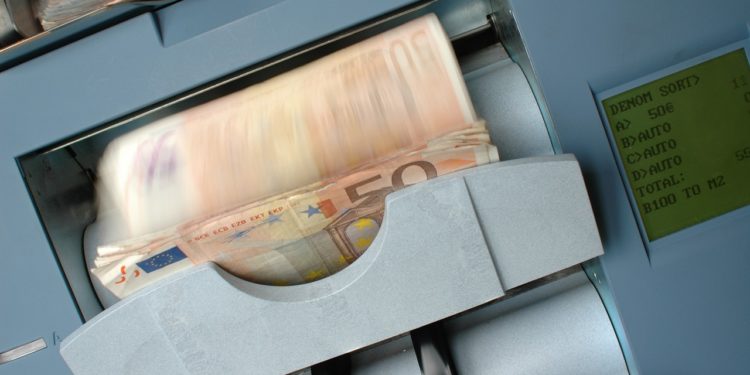 Ils arrachent un distributeur de billets à la pelle mécanique