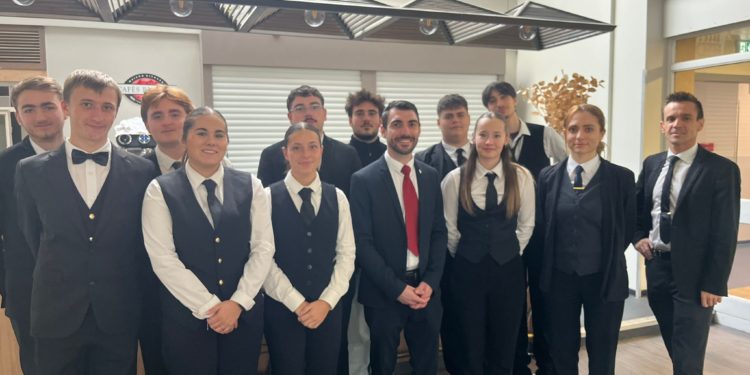 Sommelier internationalement renommé, Gabriel Carrière en master class au lycée Lautréamont à Tarbes