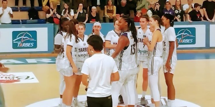 Lundi 4 novembre 2024 QUALIFICATIONS À L'EURO 2025 13 JOUEUSES POUR DÉBUTER LE STAGE DE CAEN L’Équipe de France féminine s’est réunie dimanche soir à Caen, dans le cadre des qualifications à l’Euro 2025 et des deux rencontres face à Israël (jeudi 7 novembre à Caen) et en Lettonie (dimanche 10 novembre à Riga). Blessées avec leurs clubs respectifs, Marine Johannès (Mersin), Carla Leite (Villeneuve d’Ascq) et Iliana Rupert (Mersin) ne pourront pas prendre part au stage des Bleues. Le staff tricolore a ainsi décidé de convoquer deux nouvelles joueuses : Camille Droguet (Tarbes), et Jess-Mine Zodia (Tarbes). Les 13 joueuses qui composent désormais l’Équipe de France féminine prendront part à leur premier entraînement dès ce lundi 4 novembre, avant d’affronter Israël le jeudi 7 novembre (21h00) au Palais des Sports de Caen la mer (4200 places). Les Tricolores, actuellement invaincues dans ces qualifications avec deux victoires au compteur, prendront ensuite la direction de Riga, pour y affronter la Lettonie le dimanche 10 novembre à 18h10.