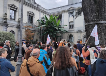 Violences faites aux femmes : un banc rouge face au tribunal à Tarbes