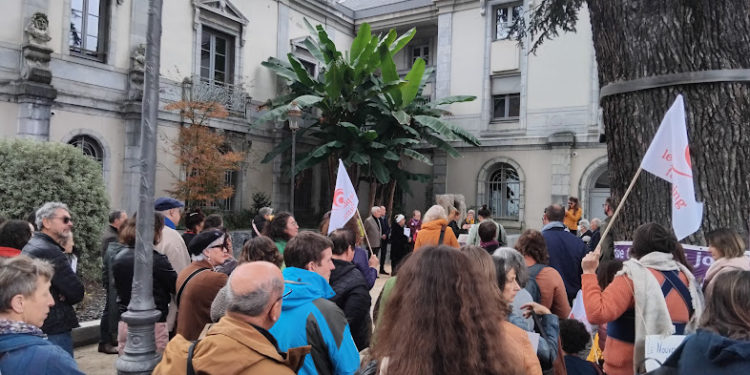 Violences faites aux femmes : un banc rouge face au tribunal à Tarbes