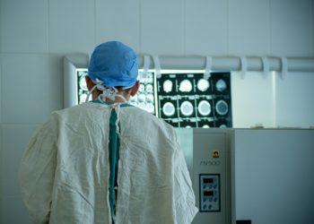 L’ensemble du personnel des hôpitaux de Lannemezan est en grève jusqu’à « nouvel ordre» depuis mardi 12 novembre 2024. La Commission Exécutive de l’Union Départementale CGT des Hautes Pyrénées, réunie le mardi 12 novembre, a pris connaissance des mots d’ordre de ce mouvement. L’Union Départementale apporte son soutien aux salarié.e.s grévistes qui dénoncent les politiques d’austérité et les coupes budgétaires, la banalisation d’organisation de travail en 12 heures et les dérives de management de la direction. Sur ce dernier point, comme l’a rappelé Didier Jaffre, directeur de l’ARS, «il appartient à la directrice de l’établissement de faire en sorte que le dialogue social se déroule au mieux dans son établissement », l’Union Départementale ne dissocie pas le fond de la forme. Elle sera attentive au strict respect des prérogatives des instances représentatives du personnel et du droit syndical. Pour la CGT, la mauvaise gestion managériale récurrente de la direction peut induire des risques sanitaires autant pour le personnel que pour les usagers. L’Union Départementale CGT des Hautes Pyrénées rappelle que toutes les conquêtes sociales, sans exception, sont le résultat des luttes et des mobilisations. L’Union Départementale CGT des Hautes Pyrénées apporte son entier soutien à ce mouvement et souhaite que les revendications légitimes du personnel aboutissent pleinement.