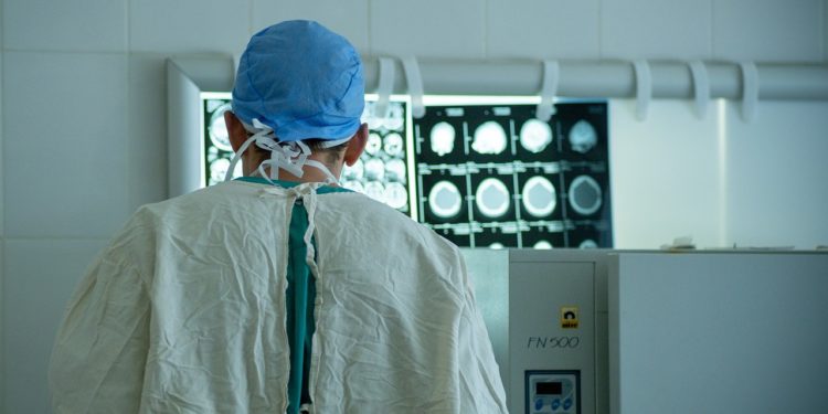 L’ensemble du personnel des hôpitaux de Lannemezan est en grève jusqu’à « nouvel ordre» depuis mardi 12 novembre 2024. La Commission Exécutive de l’Union Départementale CGT des Hautes Pyrénées, réunie le mardi 12 novembre, a pris connaissance des mots d’ordre de ce mouvement. L’Union Départementale apporte son soutien aux salarié.e.s grévistes qui dénoncent les politiques d’austérité et les coupes budgétaires, la banalisation d’organisation de travail en 12 heures et les dérives de management de la direction. Sur ce dernier point, comme l’a rappelé Didier Jaffre, directeur de l’ARS, «il appartient à la directrice de l’établissement de faire en sorte que le dialogue social se déroule au mieux dans son établissement », l’Union Départementale ne dissocie pas le fond de la forme. Elle sera attentive au strict respect des prérogatives des instances représentatives du personnel et du droit syndical. Pour la CGT, la mauvaise gestion managériale récurrente de la direction peut induire des risques sanitaires autant pour le personnel que pour les usagers. L’Union Départementale CGT des Hautes Pyrénées rappelle que toutes les conquêtes sociales, sans exception, sont le résultat des luttes et des mobilisations. L’Union Départementale CGT des Hautes Pyrénées apporte son entier soutien à ce mouvement et souhaite que les revendications légitimes du personnel aboutissent pleinement.