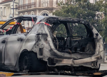 L'incendie de 3 voitures devant l'office de tourisme enflamme les réseaux sociaux