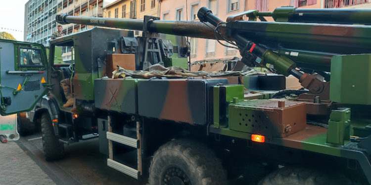 Dans un contexte géopolitique instable, Carole Delga, présidente de la Région Occitanie, annonce la mobilisation d’une enveloppe de 200M€ pour maintenir la compétitivité de l’industrie de la défense dans les territoires et renforcer les capacités de défense. Parmi les mesures phares : la création d’un Fonds dédié de 100 M€ qui sera adopté lors de l’Assemblée plénière du 13 juin 2025. Carole Delga a rappelé que : « Les territoires sont au cœur de l’enjeu du réarmement du pays. En Occitanie, ce sont 430 entreprises et 25 000 salariés qui œuvrent dans l’industrie de Défense. Aux côtés de grands groupes comme Airbus Defense and Space, Cegelec Defense, Thalès et Safran, des pépites industrielles comme Les Forges de Tarbes (munitions), Delair (drones), Lacroix Défense (contre-mesures) et des chercheurs participent à cette dynamique". Parmi les mesures en cours d’élaboration, et dont l’adoption est prévue en juin prochain : Un nouveau Fonds Défense et Industrie doté de 100 M€, rattaché au Fonds Souverain Régional, pour aider les entreprises de la défense mais aussi celles du civil à se positionner de façon duale en captant les nouveaux marchés et en réalisant de la R&D ou des investissements productifs ; Le lancement d’un Appel à Manifestation d’Intérêt « Défense, Souveraineté, Innovation et Réindustrialisation des Territoires » doté de 50 M€ pour offrir une offre d’accompagnement complète aux PME d’Occitanie se positionnant pour répondre à des besoins exprimés par la filière Défense et devenir duales ; Un programme spécifique en matière d’IA et de cybersécurité sur le volet Défense doté de 2 M€ avec pour objectif d’accompagner 40 à 50 PME d’ici 2 ans ; Un Fonds de 20M€ pour développer les compétences adaptées aux métiers de l’industrie de la défense.