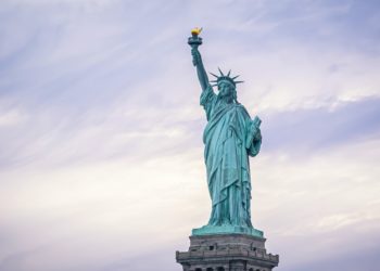 "Rendez-nous la statue de la Liberté", lance Glucksmann à Donald Trump