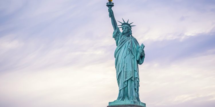 "Rendez-nous la statue de la Liberté", lance Glucksmann à Donald Trump